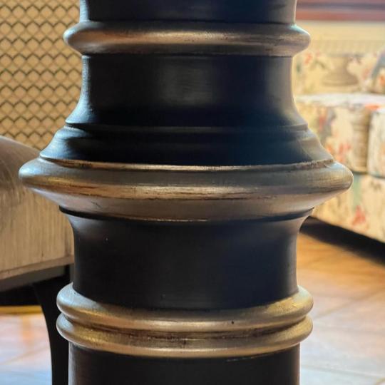 okruhla elegantna cierna obciansky stol strieborna nabytok taliansky klasicky striebristy polgari elegantne tmavy jedalensky stol vintage zdobene taliansky vyroba lameridiana interierove napady budapest.jpg